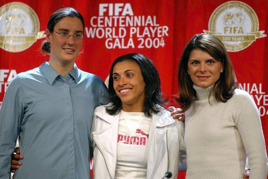 Fifa World Player Gala del 2004: Mia Hamm (a destra) posa con la tedesca Birgit Prinz e la brasiliana Marta. Hemm aveva vinto il premio di miglior giocatrice Fifa nel 2001 e 2002 (AP)